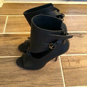 Leon Max Heels